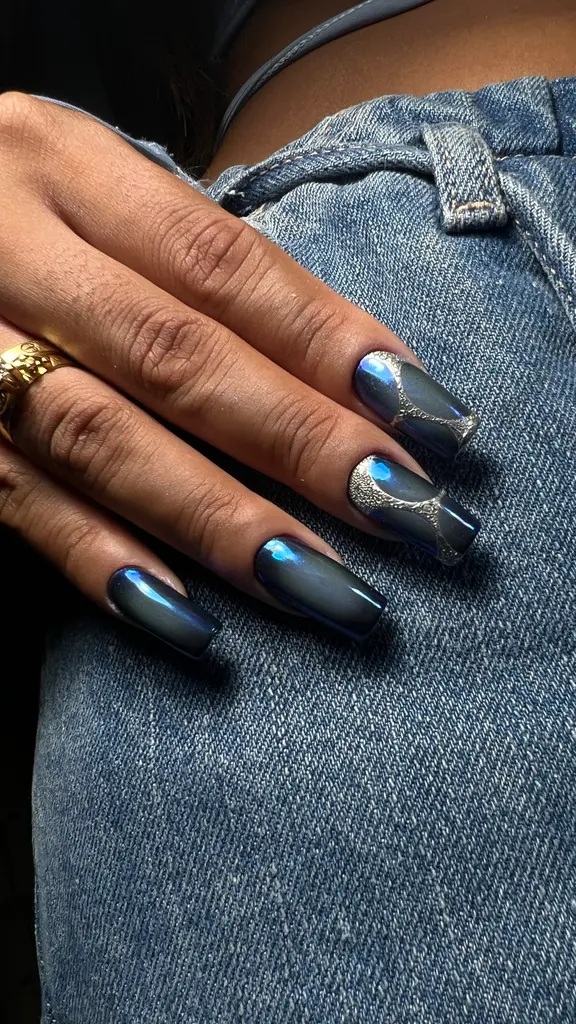 Ongles longs carrés bleu chromé avec détails argentés